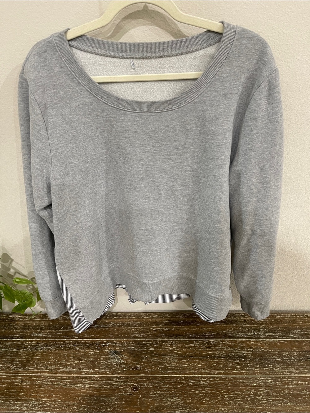Kensie Jeans Light Gray Crewneck Layered-Hem Sweatshirt